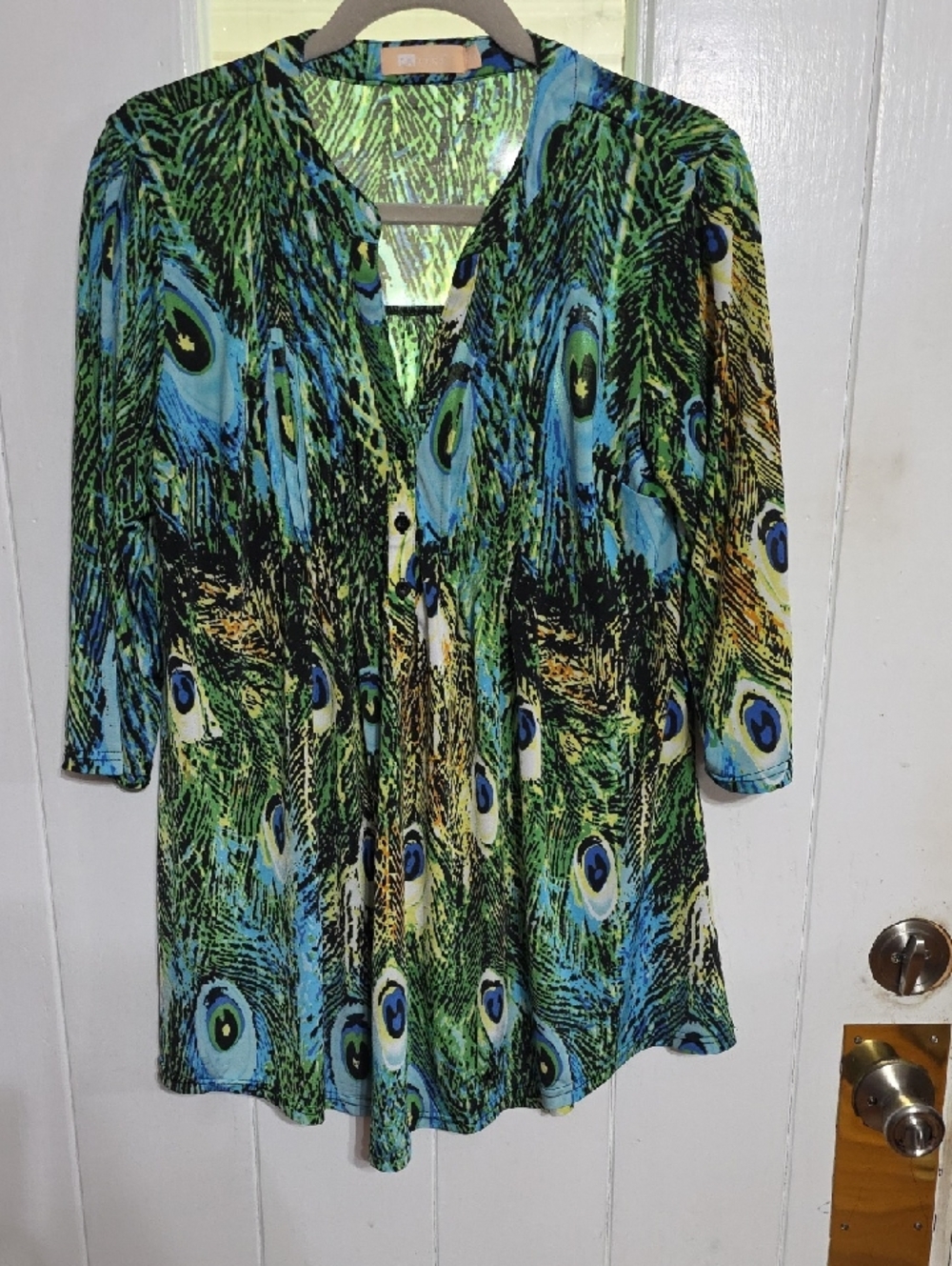 LA Cera Women's Blouse Peacock Feather Print Pleating Buttons Stretch Sz M‎ EUC